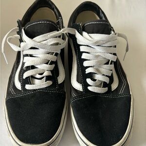 Vans Old Skool skateboard shoes. Size 8